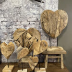Handgemaakt hart van resthout op standaard, ideaal voor dressoir of vensterbank.