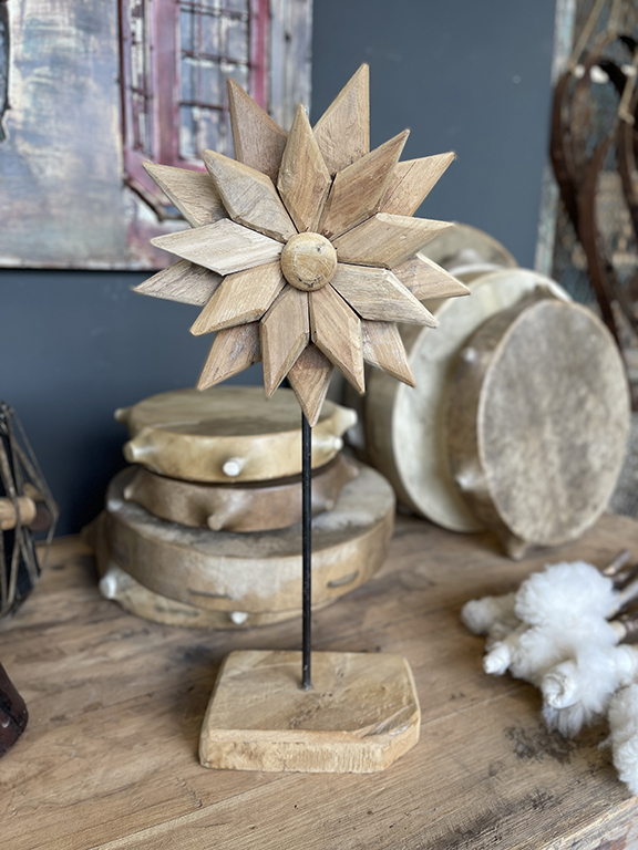 Deze houten bloem op standaard zijn gemaakt van resthout. Het standaard is gemaakt van staal.