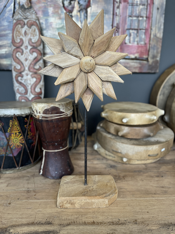 Houten bloem op standaard