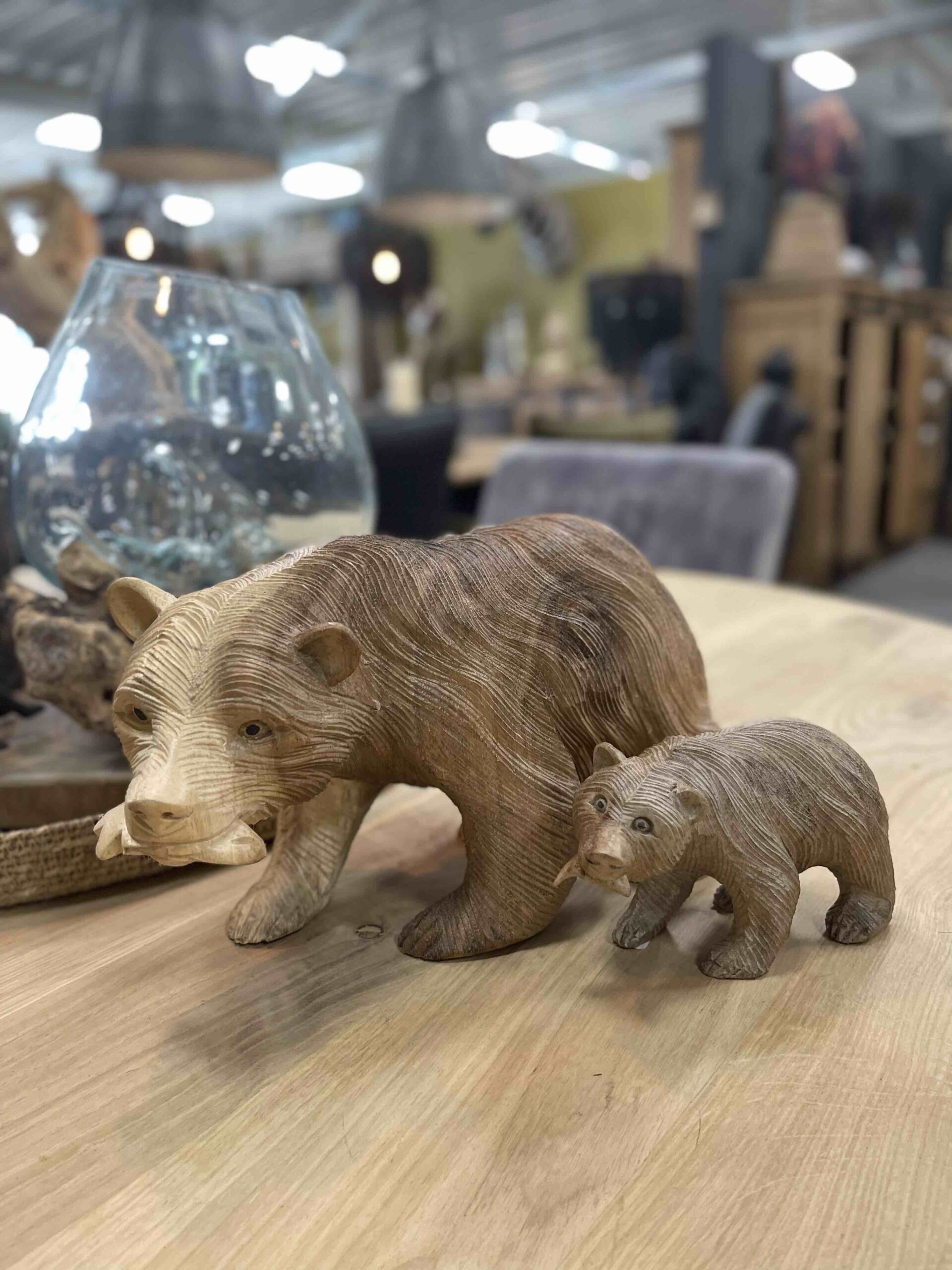 Houtsnijwerk beer is met de handgesneden uit een stuk suar hout.