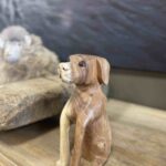 Houtsnijwerk hond is met heel veel zorg handgesneden uit een stuk suar hout.