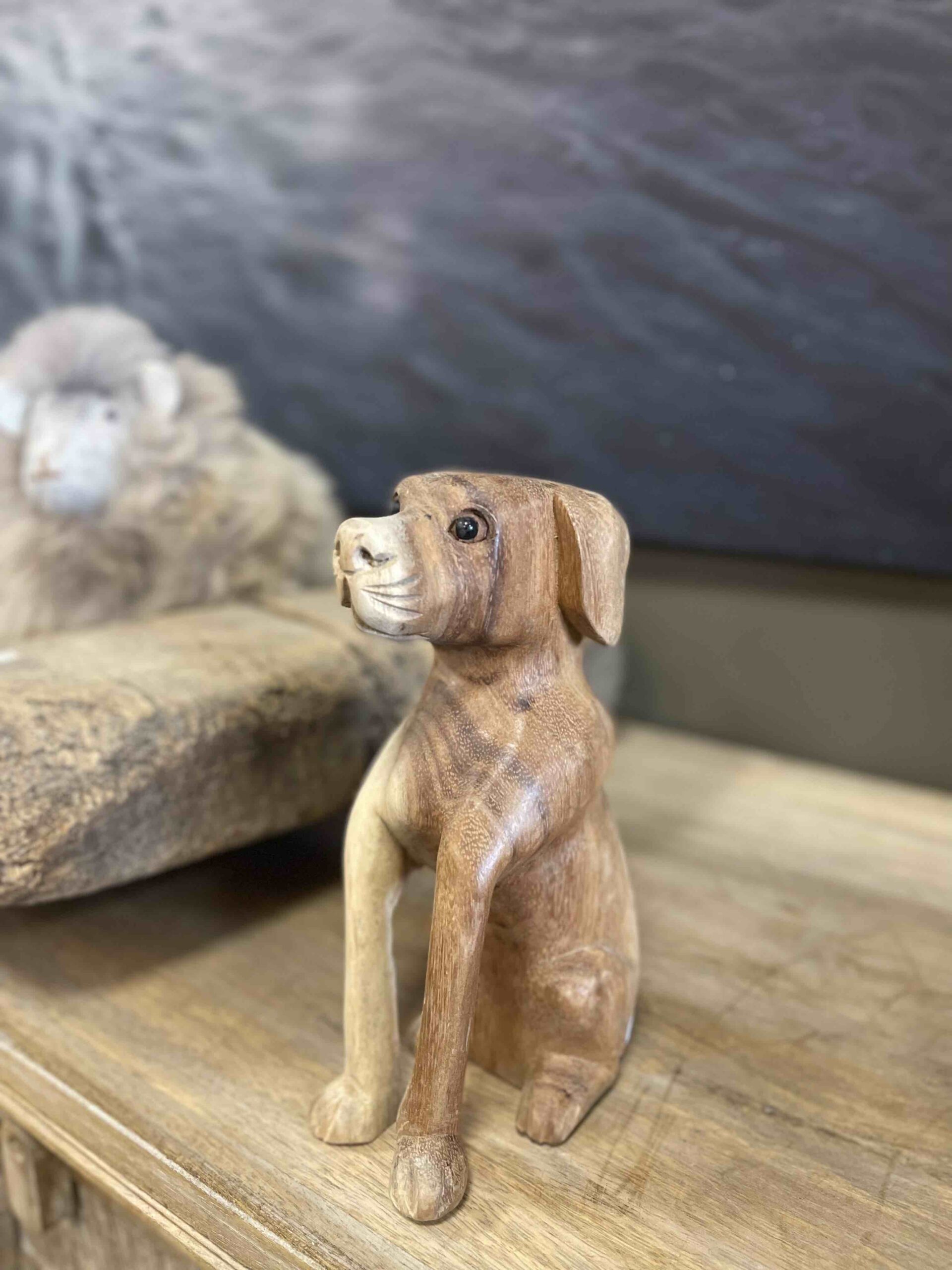 Houtsnijwerk hond is met heel veel zorg handgesneden uit een stuk suar hout.