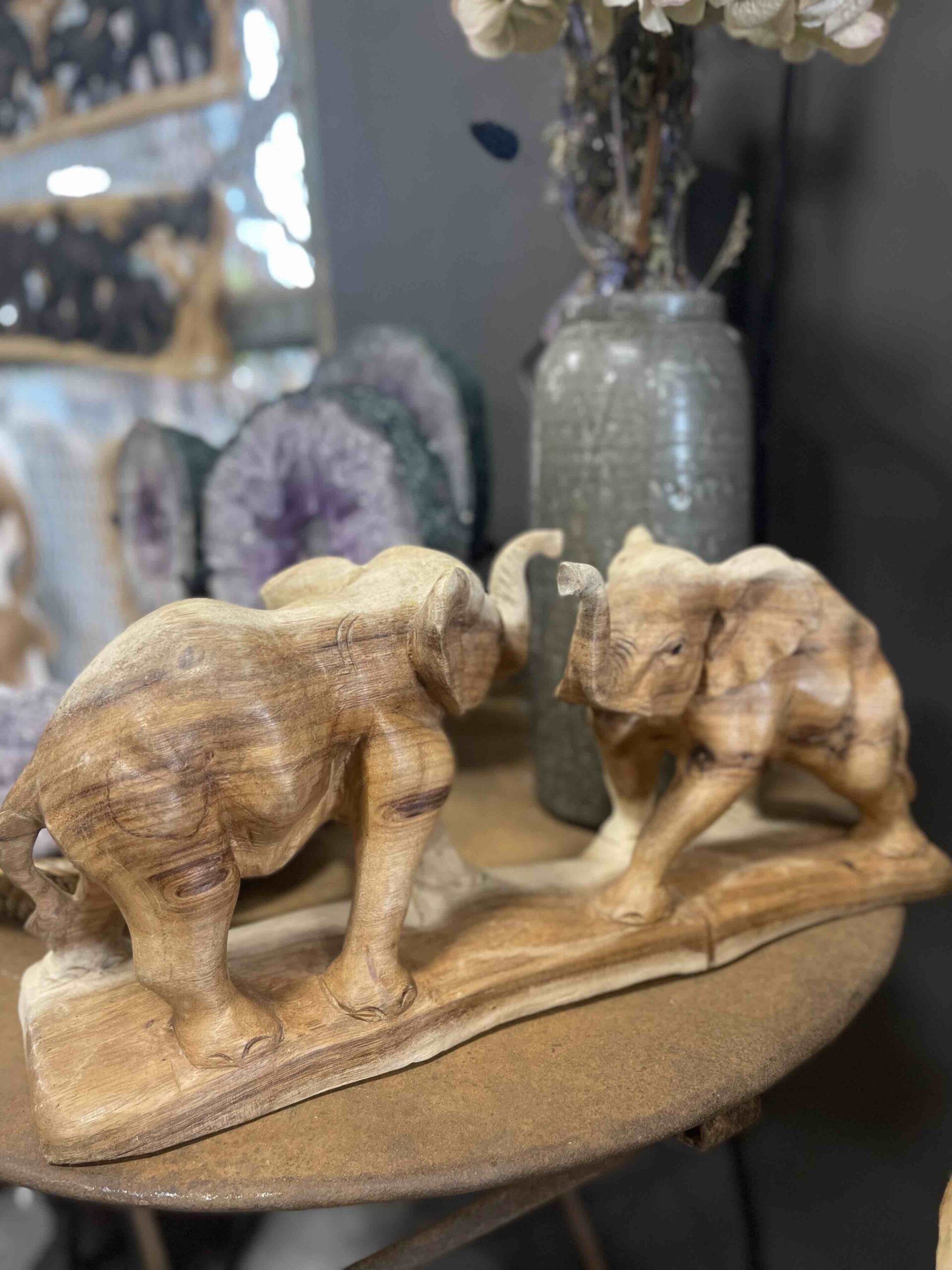 Houtsnijwerk twee olifanten is met de handgesneden uit een stuk suarhout.
