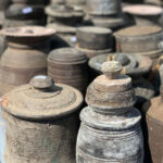 Nepalese oude houten potten - Met de hand gemaakte melkkanen en opslagpotten met verweerde uitstraling. Stijlvolle toevoeging aan uw interieur, geschikt voor zowel landelijke als moderne inrichtingen