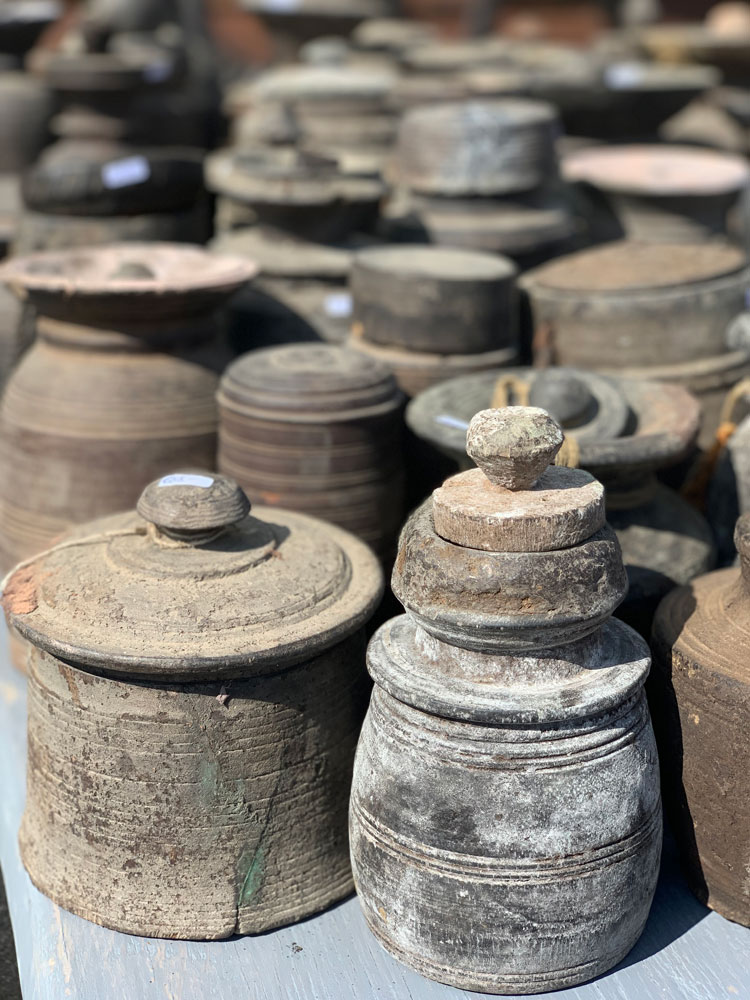 Nepalese oude houten potten - Met de hand gemaakte melkkanen en opslagpotten met verweerde uitstraling. Stijlvolle toevoeging aan uw interieur, geschikt voor zowel landelijke als moderne inrichtingen