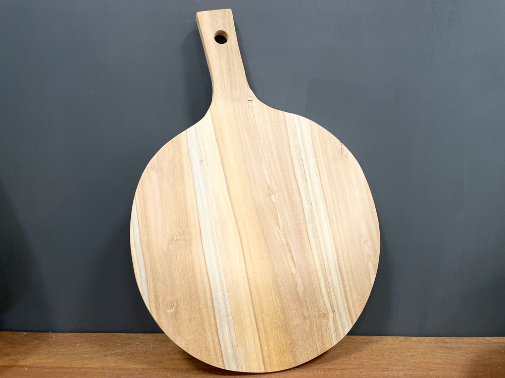 Ronde tapasplank gemaakt van suar hout met een unieke houttekening, ideaal voor het serveren van tapas en als een cadeau.
