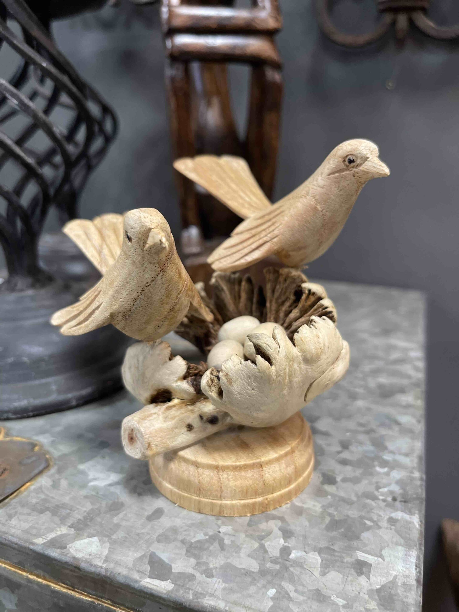 Realistisch vormgegeven twee vogeltjes op stronk, brengt natuurlijke sfeer en warm karakter in je interieur!