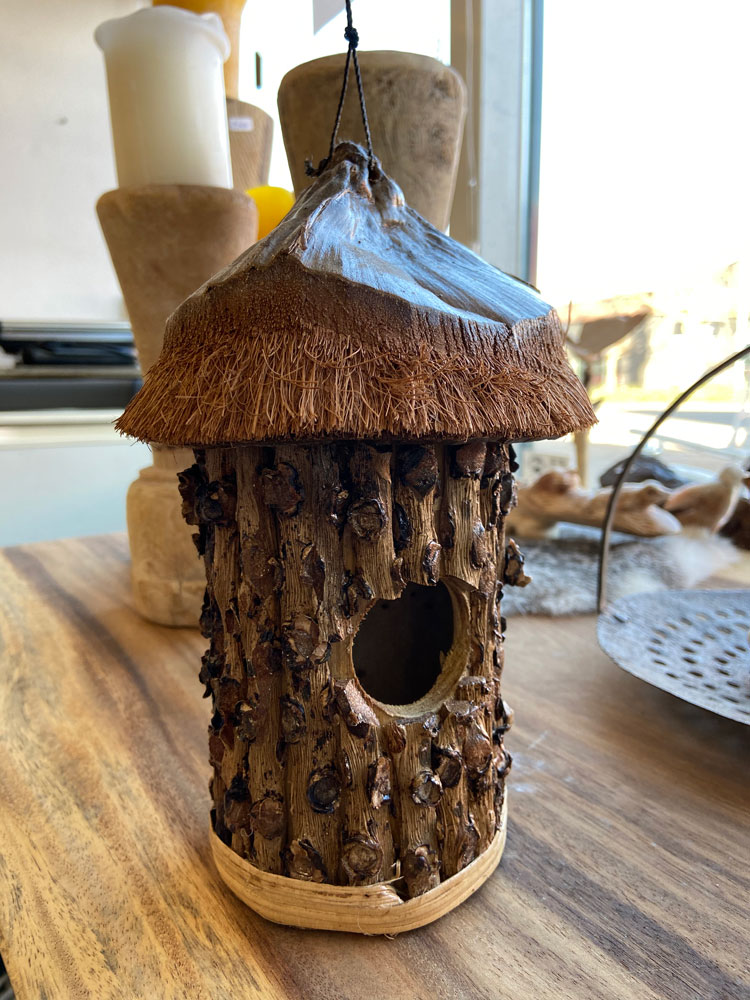 Vogelhuis met kokos dak