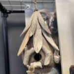 Vogelhuisje in een peer vorm gemaakt van drijfhout.