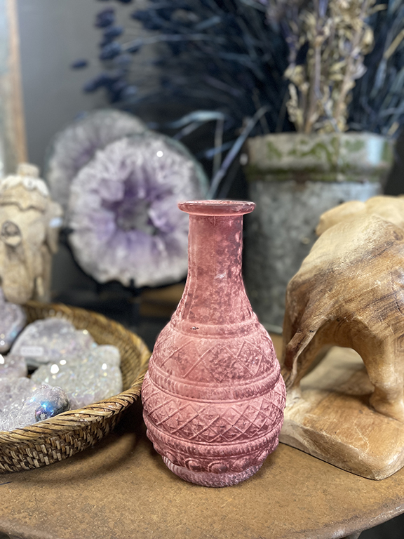Mat roze vaasje met reliëf, perfect voor droogbloemen, kleine bloempjes of kaarsen, en perfect te combineren met andere vazen of accessoires.
