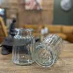 Glazen ribbel vaasje, perfect voor droogbloemen, kleine bloempjes of kaarsen, en perfect te combineren met andere vazen of accessoires.