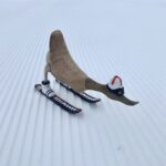 Skiënde eend van hout op de piste