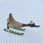 Skiënde eend van hout op de piste