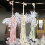 engeltjes gemaakt van wol in drie verschillende kleuren.