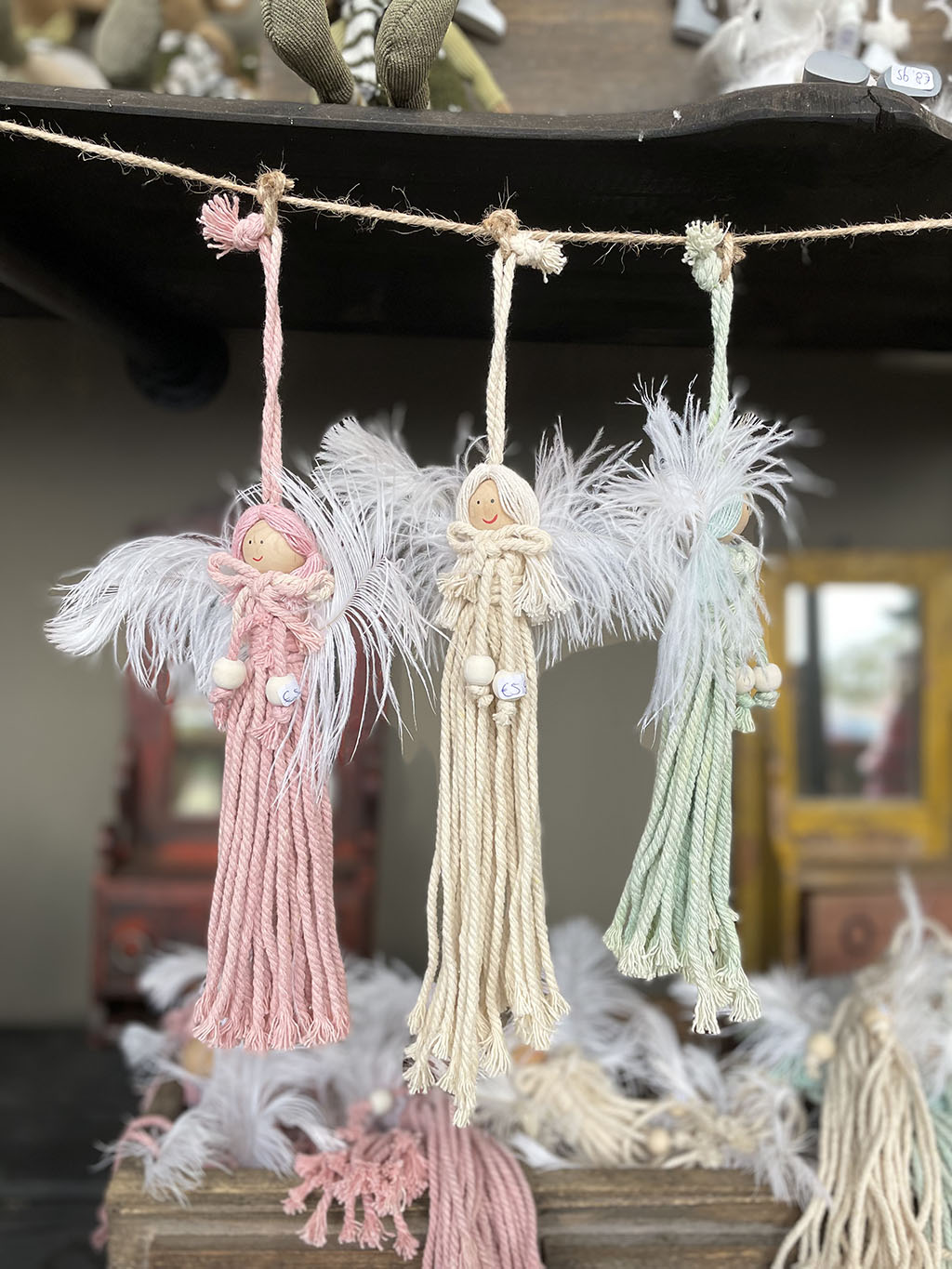 engeltjes gemaakt van wol in drie verschillende kleuren.