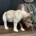 Houtsnijwerk neushoorn is met de handgesneden uit een stuk suar hout.
