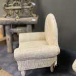 Handgemaakte linnen fauteuil met beige bekleding, perfect voor berenkoppels of geliefde knuffels.