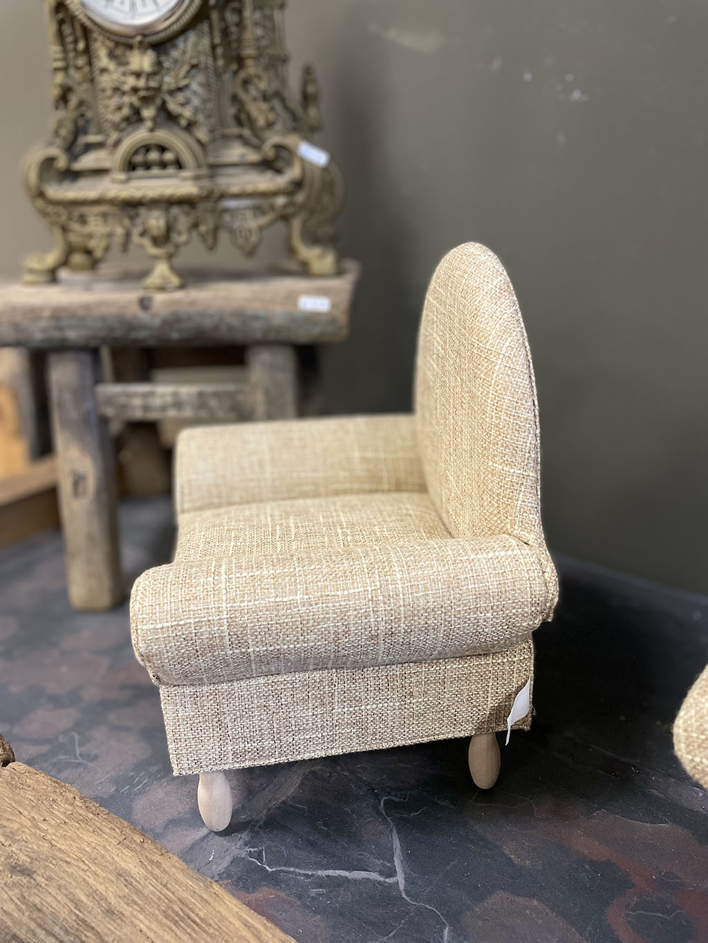 Handgemaakte linnen fauteuil met beige bekleding, perfect voor berenkoppels of geliefde knuffels.