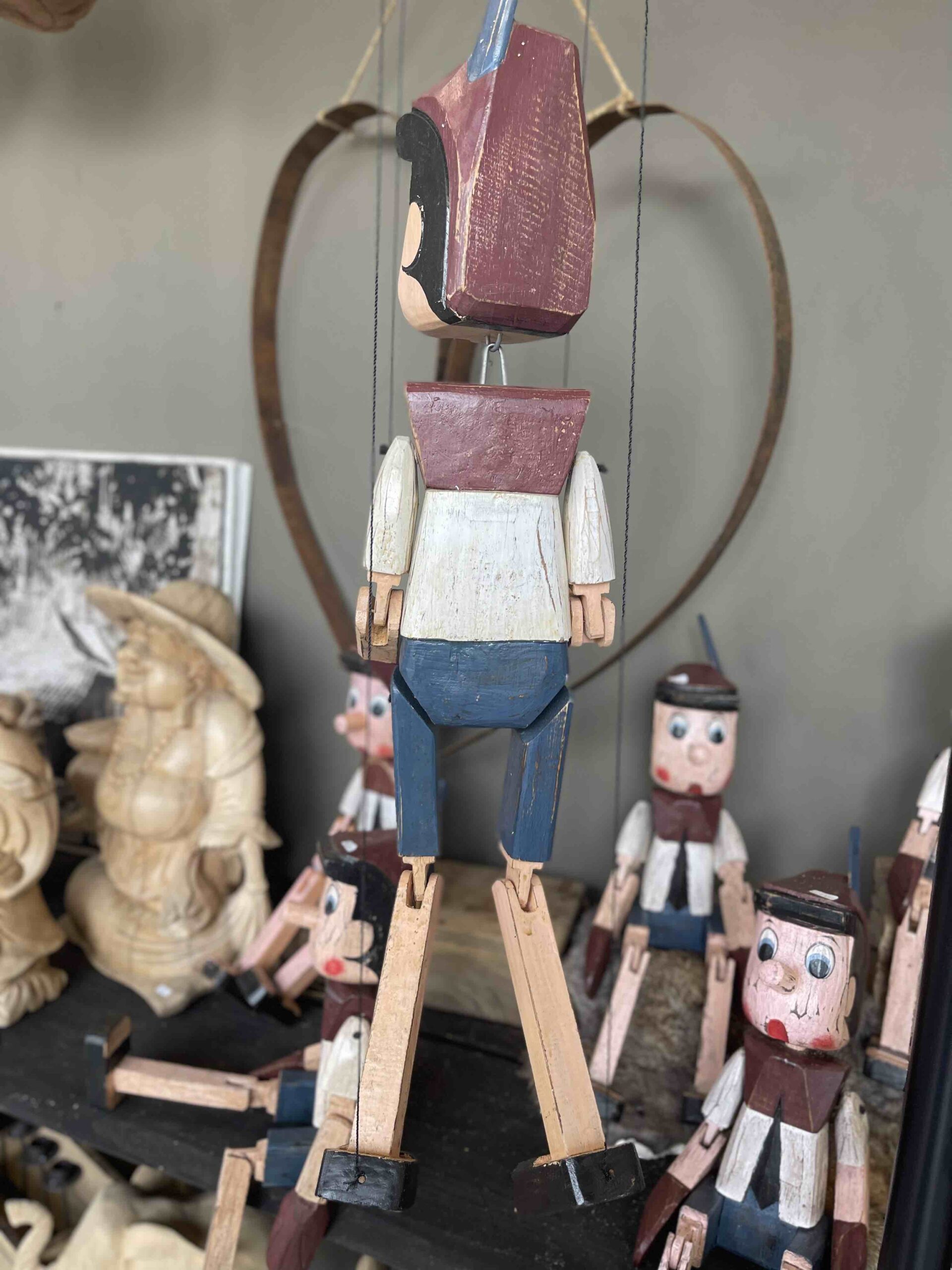 Handgemaakte en geschilderde Pinokkio marionet, veelzijdig op te hangen in verschillende poses.