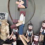 Handgemaakte en geschilderde Pinokkio marionet, veelzijdig op te hangen in verschillende poses.