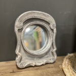 Deze kleine en sierlijke spiegel taupe is mooi afgewerkt en heeft een rustige taupe kleur. Prachtig voor in huis!