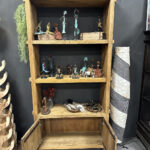 Stoere boekenkast gemaakt van gereycled hout met drie open vakken en opbergruimte met deurtjes.