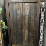 Cabinet kast Stan is een stoere dichte kast met twee deuren gemaakt van gerecycled donker teakhout.