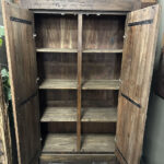 Cabinet kast Stan is een stoere dichte kast met twee deuren gemaakt van gerecycled donker teakhout. Deze wandkast bied opbergruimte op vier planken achter de gesloten deuren.