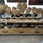 Dresssoir balok is een stoer tv-cabinet gemaakt van zwaar gerecycled hout. Het dressoir bevat drie lades en een deurtje met opbergruimte met daarboven een open ruimte om mooie spulletjes in te showen. De lades zijn voorzien van stalen grepen.