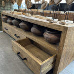 Dresssoir balok is een stoer tv-cabinet gemaakt van zwaar gerecycled hout. Het dressoir bevat drie lades en een deurtje met opbergruimte met daarboven een open ruimte om mooie spulletjes in te showen. De lades zijn voorzien van stalen grepen.