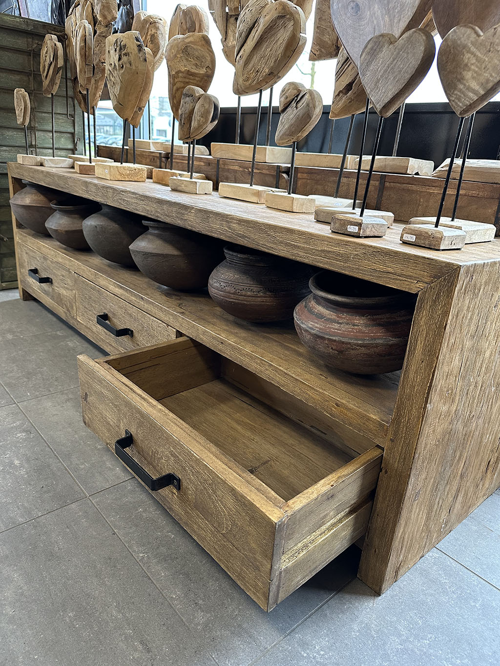 Dresssoir balok is een stoer tv-cabinet gemaakt van zwaar gerecycled hout. Het dressoir bevat drie lades en een deurtje met opbergruimte met daarboven een open ruimte om mooie spulletjes in te showen. De lades zijn voorzien van stalen grepen.