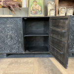 Zwart dressoir met handgesneden mandala's in de deurtjes.
