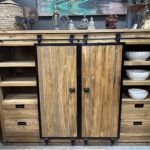 Dressoir Lumpur is een stoere kast met stalen schuifdeurtjes dat opbergruimte biedt in lades en achter de gesloten ruimtes achter deurtjes.