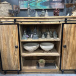 Dressoir Lumpur is een stoere kast met stalen schuifdeurtjes dat opbergruimte biedt in lades en achter de gesloten ruimtes achter deurtjes.