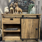 Door de combinatie van teakhout en metalen schuifdeuren heeft vakkenkast Lumpur een robuuste uitstraling met veel opbergruimte.