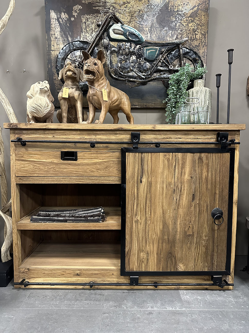 Door de combinatie van teakhout en metalen schuifdeuren heeft vakkenkast Lumpur een robuuste uitstraling met veel opbergruimte.