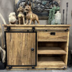 Door de combinatie van teakhout en metalen schuifdeuren heeft vakkenkast Lumpur een robuuste uitstraling met veel opbergruimte.