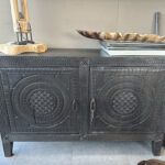 Zwart dressoir met prachtig handsnijwerk.