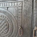 Zwart dressoir met prachtig handsnijwerk.