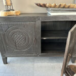 Zwart dressoir met prachtig handsnijwerk.