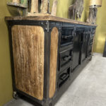 Dressoir Yordi is een stoere kast gemaakt van staal en geleefd hout. De kast bestaat uit zes lades met in het midden opbergruimte achter twee deurtjes.