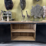 Dressoir Yordi is een stoere kast gemaakt van staal en geleefd hout. De kast bestaat uit zes lades met in het midden opbergruimte achter twee deurtjes.