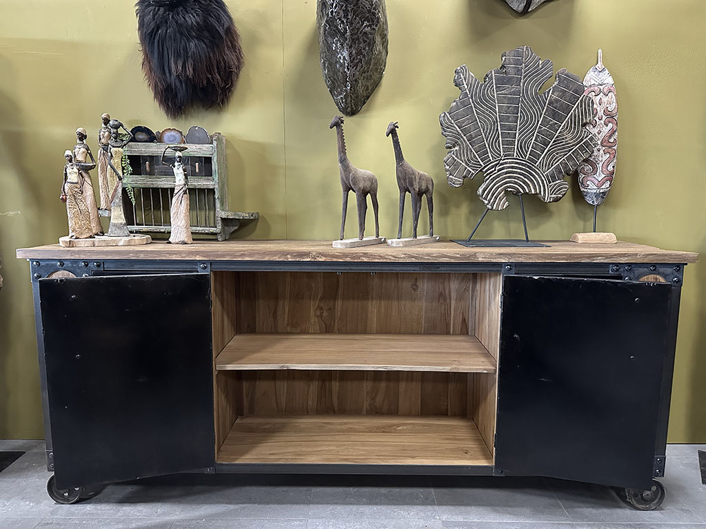 Dressoir Yordi is een stoere kast gemaakt van staal en geleefd hout. De kast bestaat uit zes lades met in het midden opbergruimte achter twee deurtjes.