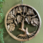 Deze tot in detail uitgesneden houten levensboom is een pronkstuk aan uw muur. Prachtig uit één stuk hout gesneden!