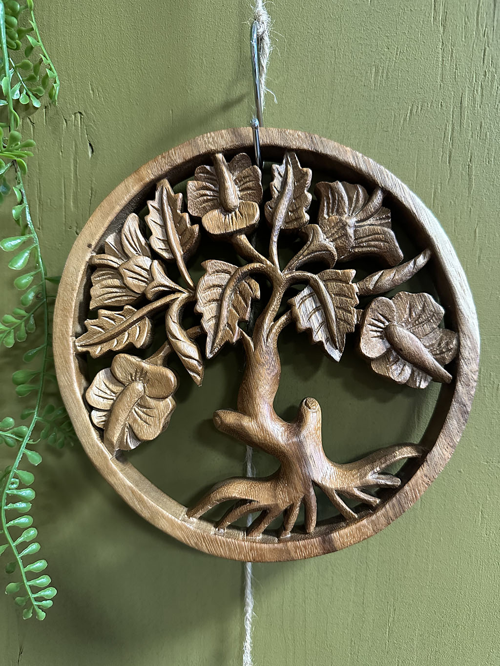 Deze tot in detail uitgesneden houten levensboom is een pronkstuk aan uw muur. Prachtig uit één stuk hout gesneden!