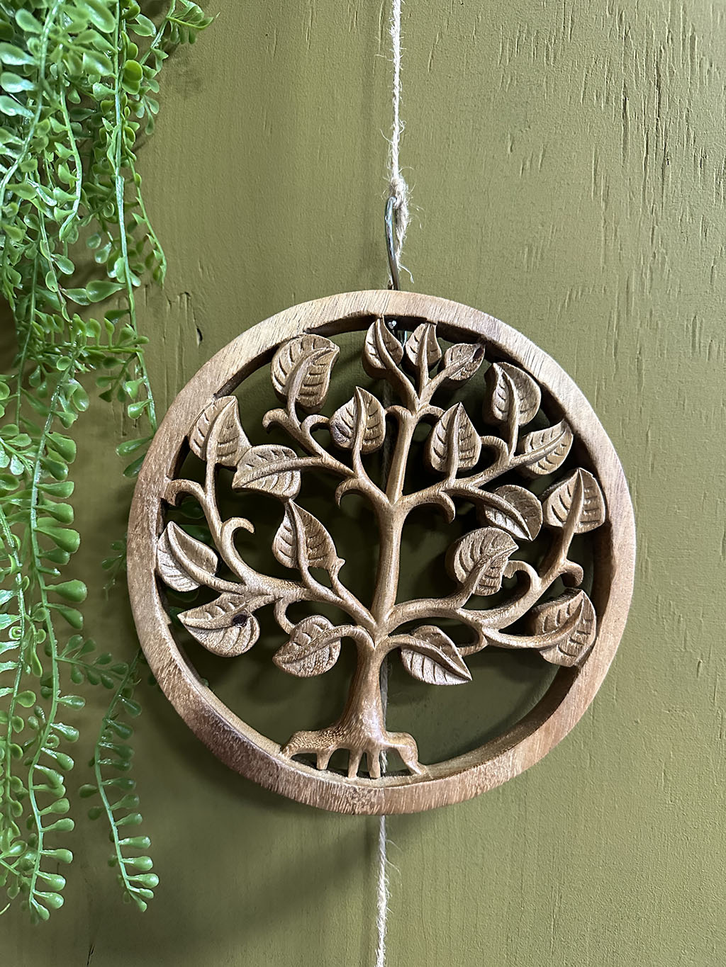 Deze tot in detail uitgesneden houten levensboom is een pronkstuk aan uw muur. Prachtig uit één stuk hout gesneden!