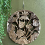 Deze tot in detail uitgesneden ronde houten wandecoratie met bloemen is een pronkstuk aan uw muur. Prachtig uit één stuk hout gesneden!