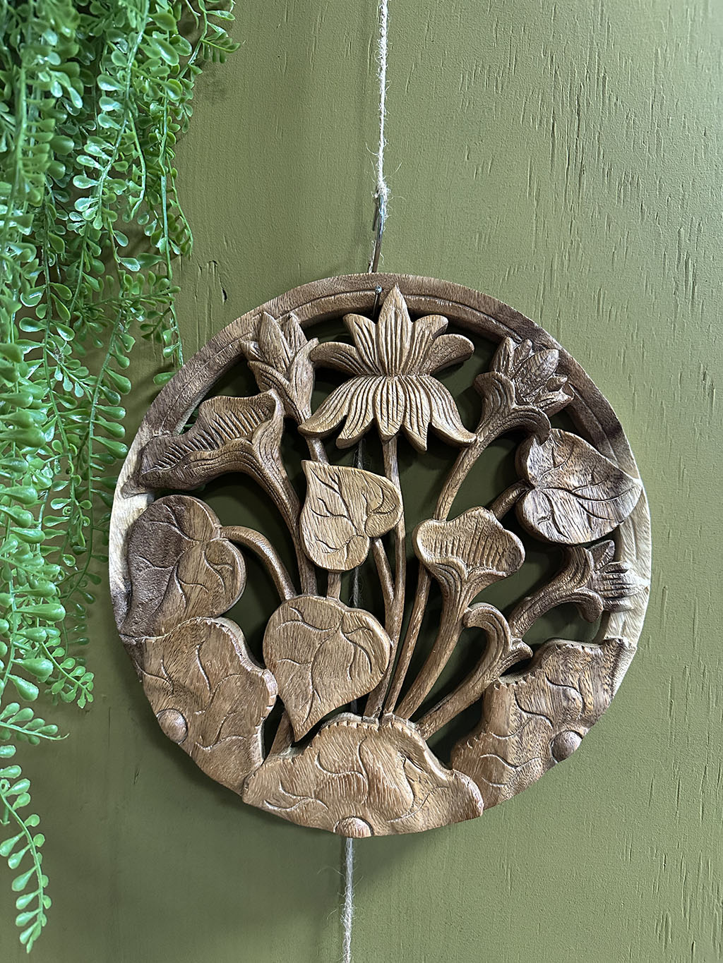 Deze tot in detail uitgesneden ronde houten wandecoratie met bloemen is een pronkstuk aan uw muur. Prachtig uit één stuk hout gesneden!