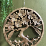 Deze tot in detail uitgesneden houten levensboom is een pronkstuk aan uw muur. Prachtig uit één stuk hout gesneden!