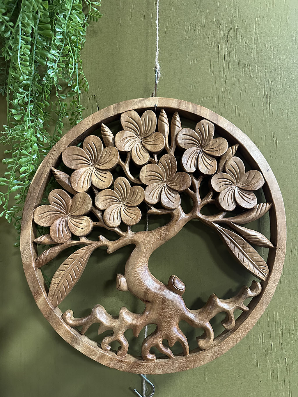 Deze tot in detail uitgesneden houten levensboom is een pronkstuk aan uw muur. Prachtig uit één stuk hout gesneden!